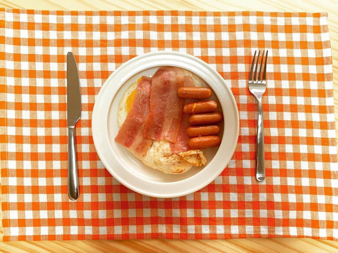 篠原理沙のインスタグラム：「\ 節約生活にハマる今日この頃。/ 一食100円未満、一ヶ月食費7,000円生活を実施中😆🧡  まだ始めたばかりだけど、どこまで節約できるか日々考えながら生活してる、楽しい😁❗️笑  そして、食費のことを考えると、何故か栄養バランスも良くなることがわかった🍃 今までどれだけ塩分、糖分過多だったか気付いて恐ろしくなりました😂  自炊は必ず毎日して、なるべく和食中心に。 おうち時間が増えた今だからこそ出来る節約生活なので、しっかり楽しみたいと思います❣️  ひたすら映えない食事をしてるので、Instagram向きではないけどね😜 身も心も健康的になるために日々研究しています〜❗️  この日は見たまんまのベーコンエッグウィンナー💛 朝ごはんが一日のうちで一番好きかもしれない🍃  #昭和的 #ベーコンエッグ #朝ごはん #モーニング #節約生活 #節約ごはん #ヤマキ株式会社 #昭和 #大正 #大正浪漫 #カフェ #カフェ巡り #カフェ好きな人と繋がりたい #カフェスタグラム #おうちごはん #おうちカフェ #おうち時間 #おうちおやつ #おうちご飯 #ステイホーム #ステイホームの過ごし方 #節約料理 #節約レシピ #節約days #一食100円 #stayhome #staysafe #stayhealthy #stay #stayathome」