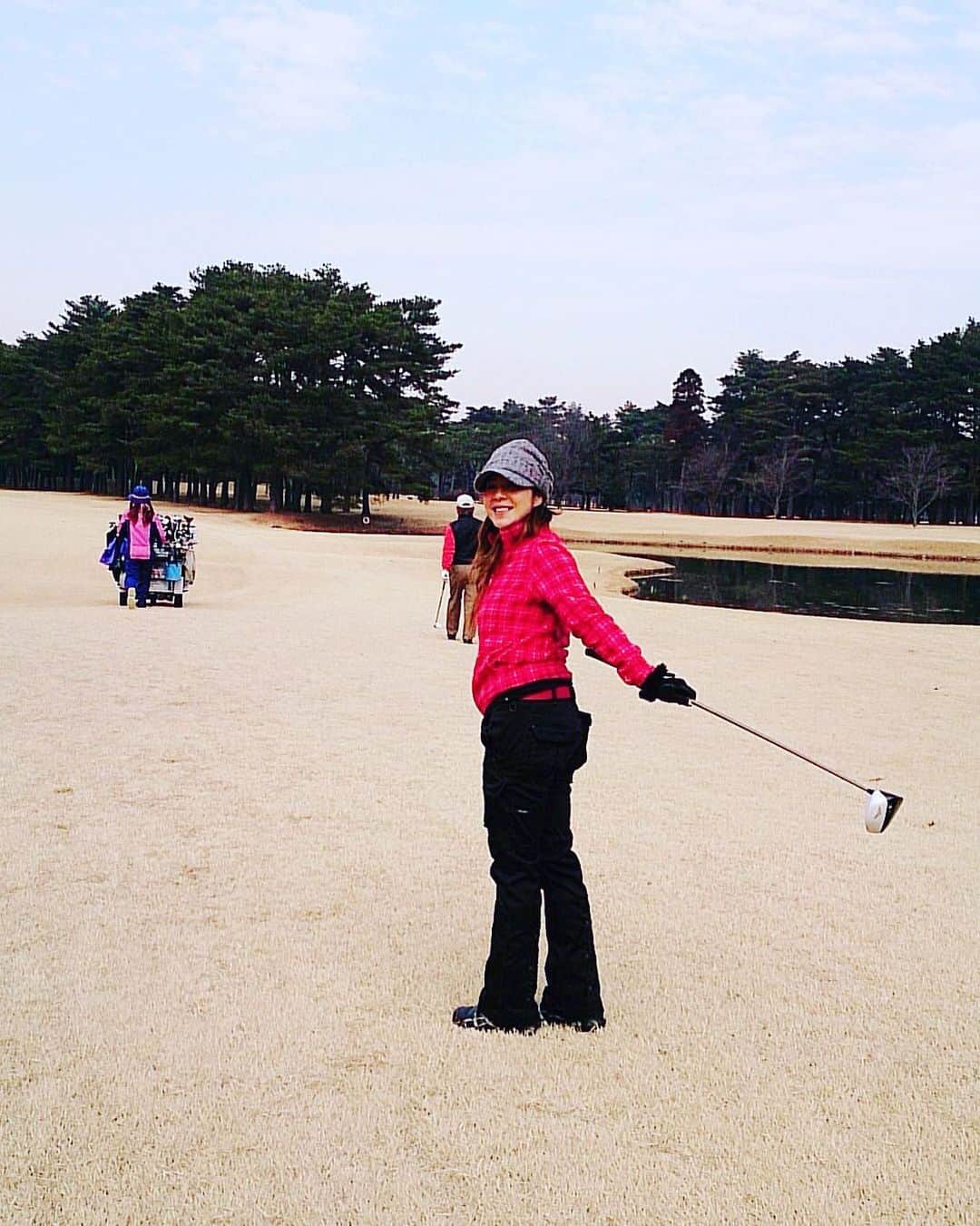 井上貴子のインスタグラム：「本日18時半解禁！！！！！！  https://youtube.com/c/かっ飛びゴルフ塾  仲良しこよし友達の YouTubeに出るよーーー^ ^  共通はワンコとゴルフ^ ^  この写真は数年前のものなんだけど。  ゴルフに関連する…いや……  ゴルフばっかり…！！  なのに  ゴルフ知らない人でも 楽しめるコラボ企画となっています。  ぜひ まずはチャンネル登録して頂き 連載してもらえると思うので （そうよね？浦さん！（笑））  昨年はほとんどゴルフ出来ず  今年こそは本気で取り組もう！！  ぜひーー^ ^  Happyで^ ^  プロフィール画面に記載のURLより 通販サイト「神取屋」に飛べます^ ^  コロナ禍に携わる 全てのお仕事の皆様。  心から 感謝しています。  引き続き油断せず お気をつけて お過ごし下さいませ。  #井上貴子  #LLPWX #女子プロレス #紅緒と柊音 #トイプードル #かっ飛びゴルフ塾 #ゴルフ #イチナナ配信11日11時30分から #LLPWX通販サイト神取屋 #TikTokはじめてみた #Twitterも見てね #感謝 #stopcovid19」