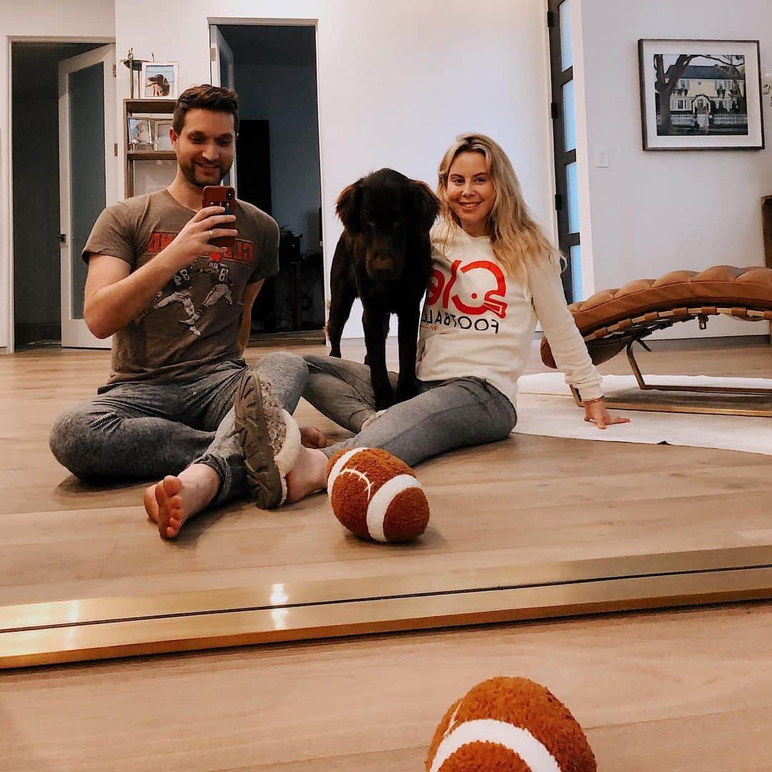 タラ・リピンスキーのインスタグラム：「Go Browns with our mascot. 🏈 #clevelandbrowns @toddkap」