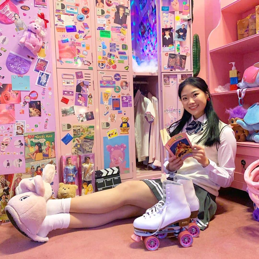金海珍のインスタグラム：「내 학창시절하면 빠질 수 없는 피겨⛸ 초등학생때부터 고등학생때까지💜 . #동이가폰으로찍어쥼🥰 #피겨를안들고가서인라인으로👀 #학창시절의전부 #⛸ #❤️ #교복스냅」