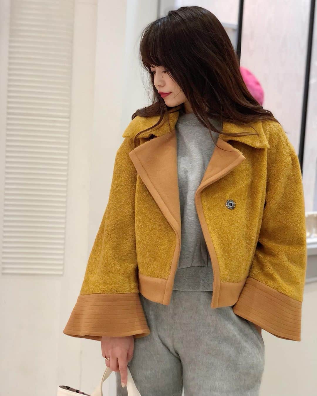 新谷美奈のインスタグラム：「﻿ おはようございます😊﻿ 連日降り積もった雪も少しとけましたね☃️﻿ まだまだ寒さは続く予報❄️﻿ そんな寒さもこんなカラーアウターなら﻿ ハッピーに吹き飛ばせそう💛﻿ ﻿ 店頭ではWINTER SALE開催中です！﻿ ぜひこのお得な機会にお越し下さいね🥰﻿ ﻿ Nina mew﻿ coat ¥40,000+tax→¥20,000+tax﻿ tops ¥18,000+tax→¥9,000+tax﻿ pants ¥13,000+tax﻿ ﻿ @ninamew_official#Ninamew#ニーナミュウ#ゆめタウン#ゆめタウン佐賀#セレクトショップ#selectshop」
