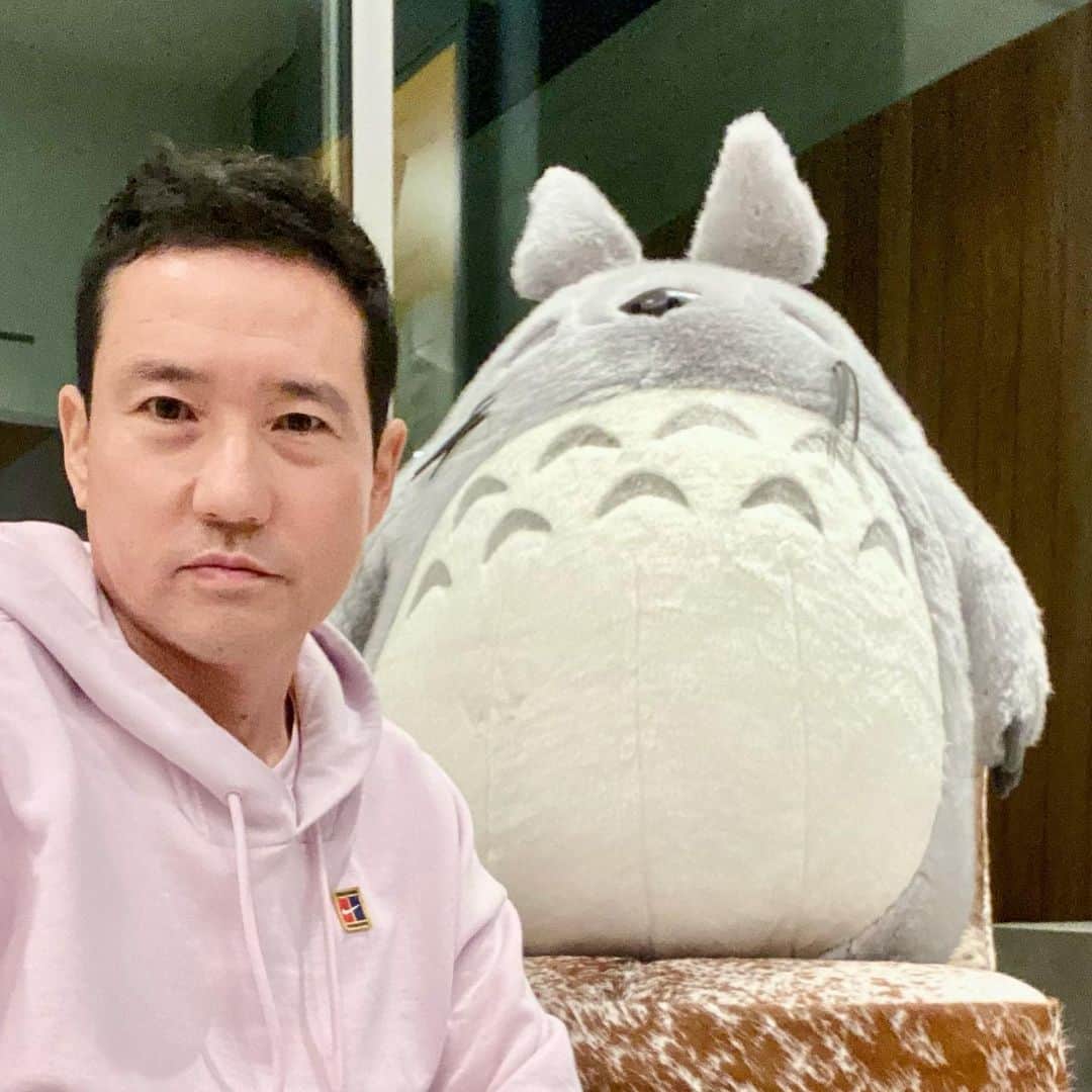 のインスタグラム：「With my man “My Neighbor Totoro (1988)” #トトロ #totoro」