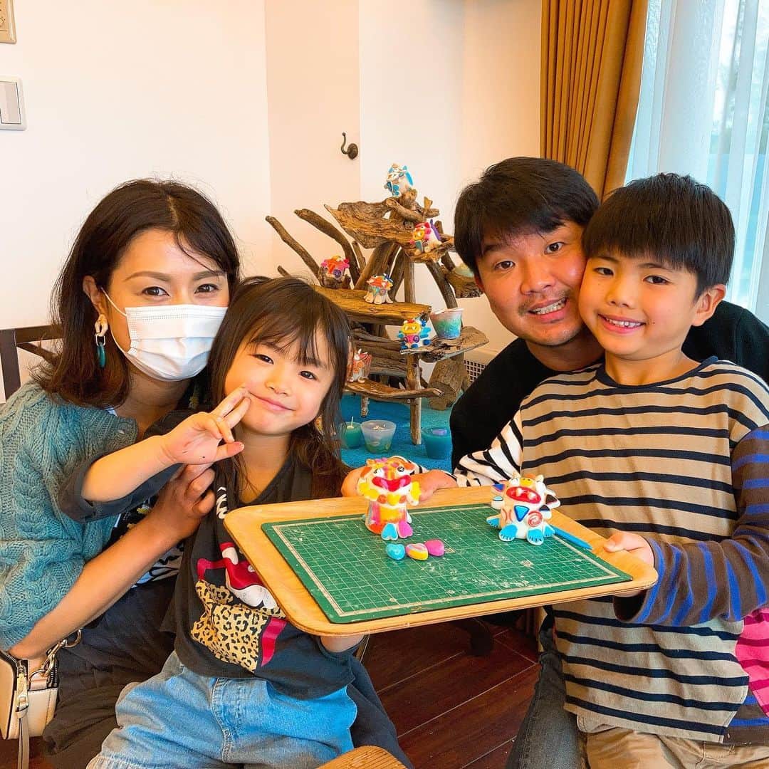大西宏明のインスタグラム：「小浜島旅行記📖  ４日目はホテルでオリジナルシーサー作り体験✨✨✨  息子❕集中力なく…  娘❕上手い事いかずに怒りまくり…  それでも出来上がりは素敵な思い出の品となったさぁ〜🤩  スタッフさんお付き合い有難う御座いました♪♪♪♪♪  #小浜島 #家族旅行 #４日目 #シーサー作り #思い出の品 #息子 #7歳 #娘 #5歳 #粘土遊び  #ぬり絵 #シーサー #オリジナルシーサー #ベースボール #バージョン #ボール #バット #ssk #家の守り神  #リゾナーレ小浜島  #星野リゾート  #旅行記 #家族写真  #旅行好きな人と繋がりたい  #焼肉好きな人と繋がりたい  #野球好きな人と繋がりたい  #smile #ほなっ！！」