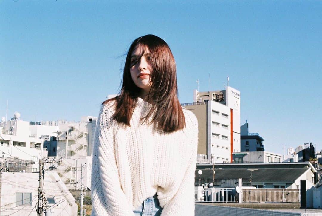MELLOWのインスタグラム：「ラインと軽さと 【stylist: @mellow_watarutakagi】 . . Takagiお客様hair →@mellow_takagi_customer_hair . make/ @mellow_tamai  . 【takagiモデルヘア】⇨#MELLOWtakagihair . . 【メニュー】 カット＋ハイブリーチハイライト＋カラー . 【Mellowのお客様ヘアスタイル】⇨@mellow.hair.style . . . . . . . . . . #バレイヤージュ #バレイヤージュカラー #バレイヤージュグラデーション #バレイヤージュハイライト #mellowsalon#髪型#カラー #グレージュカラー#寒色系#透明感カラー#外国人風#グレーカラー#外国人風カラー #アッシュカラー #ハイライトカラー#ブリーチハイライト#レイヤーhair#ミディアムヘア #デザインカラー#透け感カラー #longhair #表参道美容院#外国人風カット #美容院#原宿美容院#抜け感ヘア#MELLOWmediumhair#sustainable#sustainablesalon」