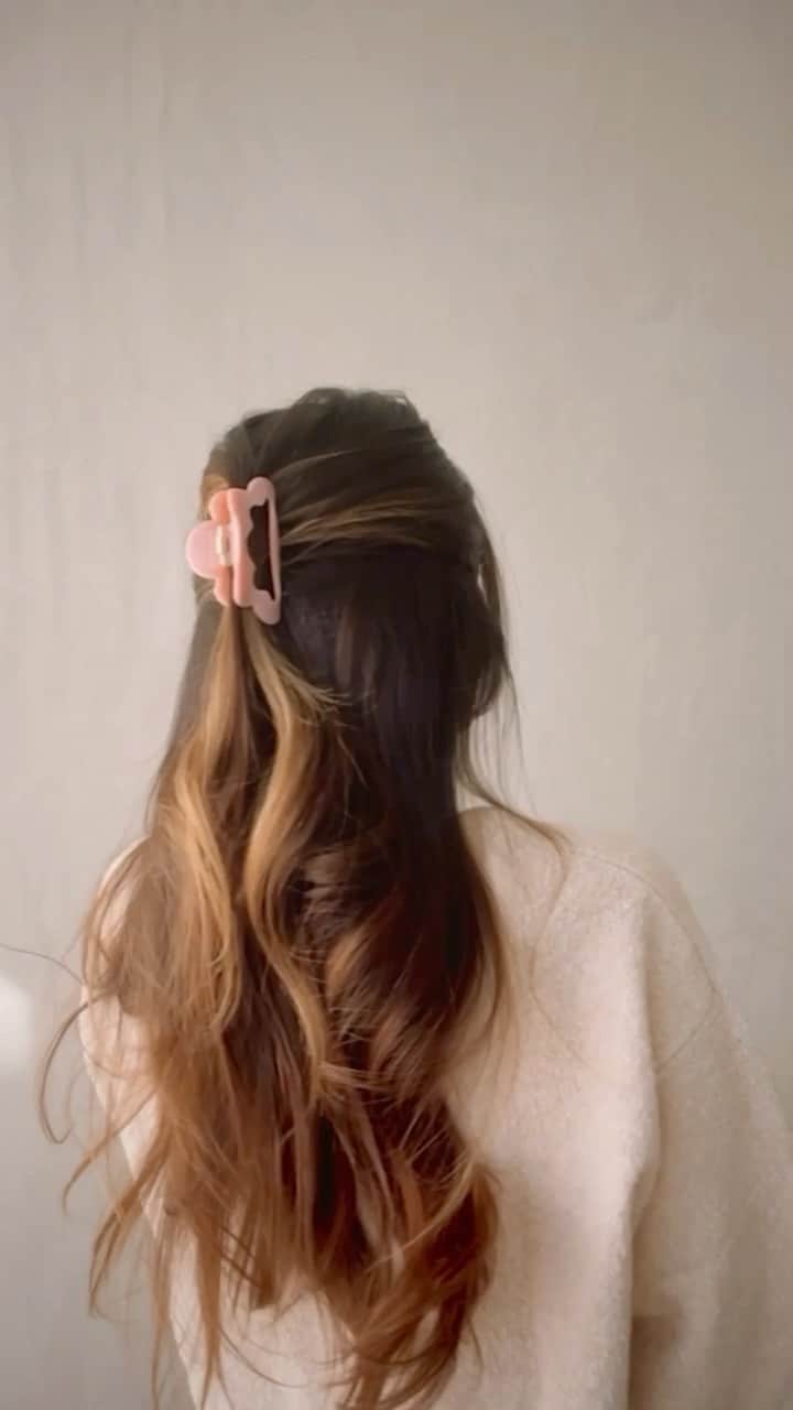 Marianna Hewittのインスタグラム：「how I wear the @summerfridays x @emijayinc cloud clip ☁️   available now on SummerFridays.com」