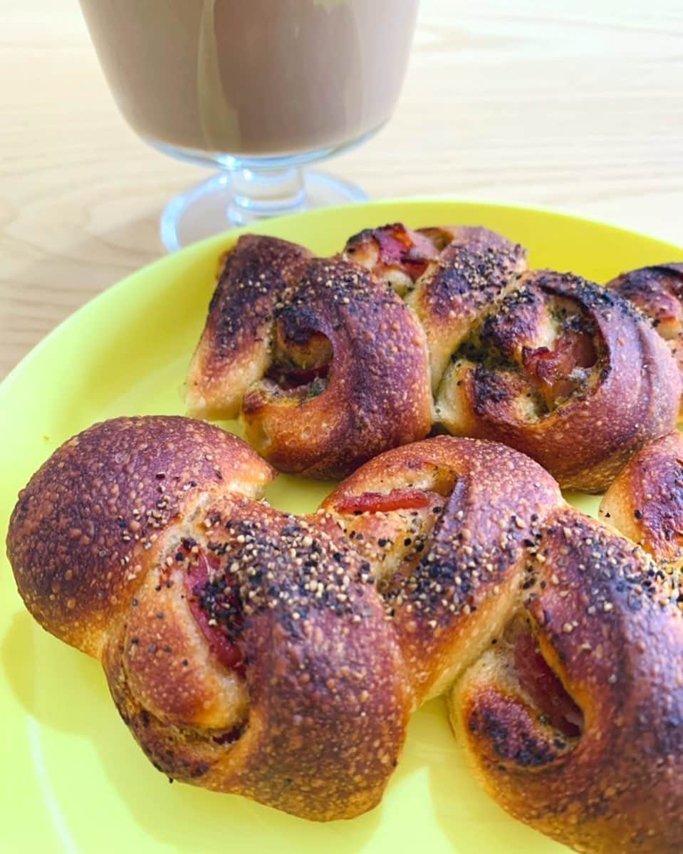 浜平恭子さんのインスタグラム写真 - (浜平恭子Instagram)「朝ごはん(๑′ᴗ‵๑) 神戸元町のPane Ho Marettaのベーコンエピだよん💖 噛めば噛むほど…な奥深い美味しさ🌟  #PaneHoMaretta #パン #神戸 #神戸パン屋」1月11日 10時47分 - hamahi1231