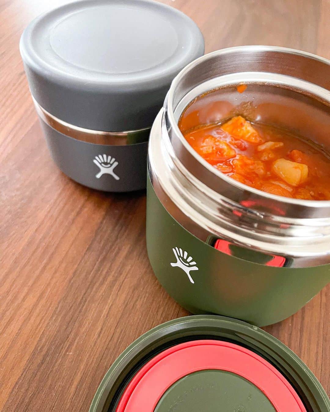 金尾玲生のインスタグラム：「.  My fav @hydroflask @hydroflask.jp   この新しくなったFood jar。  昨日作ったミネストローネを入れて、 食べ終わるまでずーっと熱々で身体を温めてくれました✌︎  もちろんアイスクリームなど冷たい物を入れてもOKだしオススメ✌︎  キャンプとかする人とか特におすすめかも！  皆さん是非ー！  #hydroflask #heyletsgo #ハイドロフラスク」