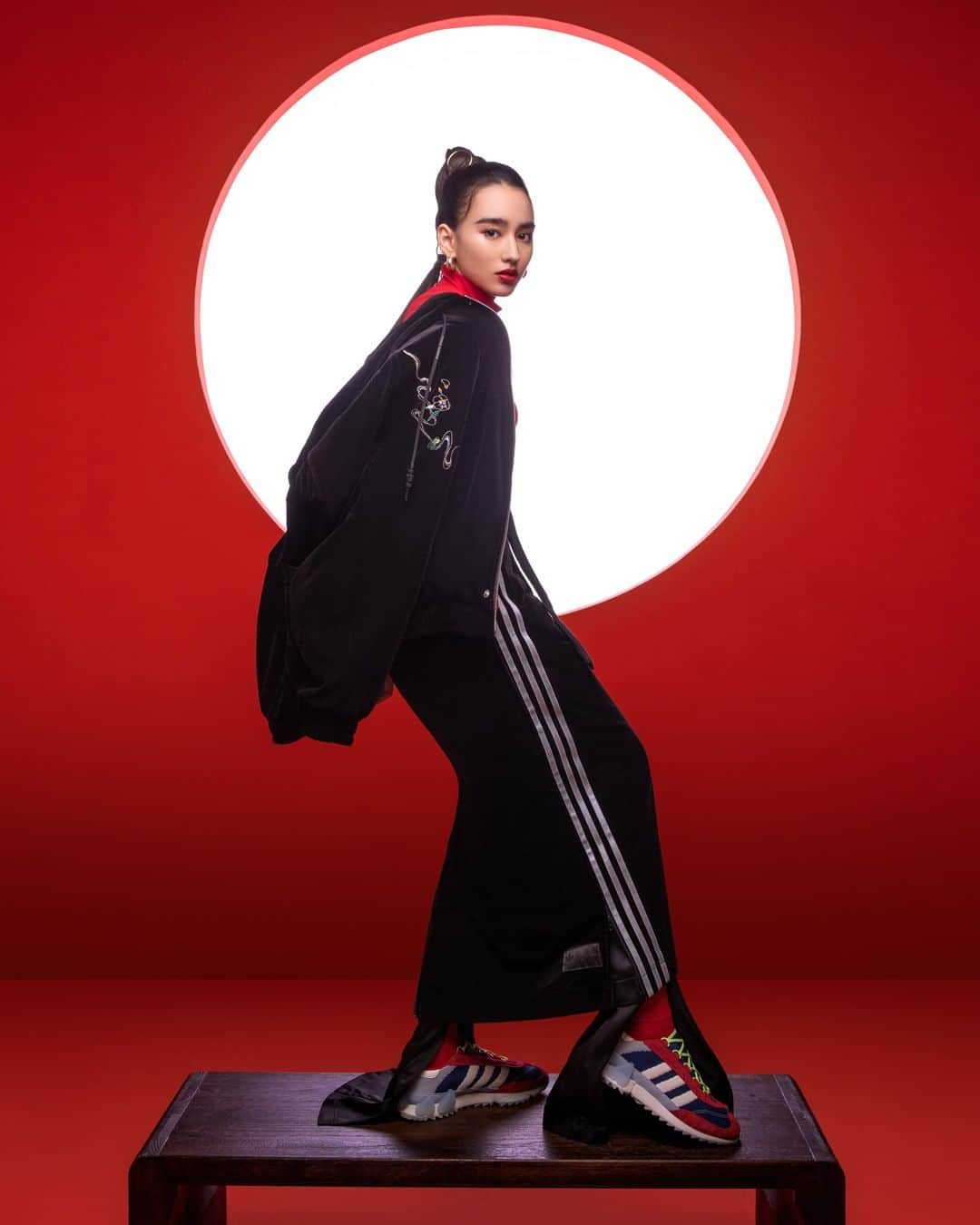 アトモスガールズ/atmos girlsさんのインスタグラム写真 - (アトモスガールズ/atmos girlsInstagram)「1/8(FRI)より、adidas × Angel Chen Collectionが登場。伝統というレンズを通して将来を見つめる、Angel Chen (@angelchenstudio )。Angel Chenは、世界中で新たな波を起こしているデザイナーたちの中心的存在になっている自身の名を冠したブランド。この最新のアディダスとのコラボレートコレクションで、彼女は独自の視点で東洋の文化から得たインスピレーションを、西洋の美に注ぎ込み、双方の美意識を融合させたアイテムを発表。フューチャリスティックなシルエットが特徴的で、クラシックスタイルに遊び心を加えたデザインのアパレルコレクション。名作、スーパースターにも敬意を込めたアレンジを落とし込んでいます✨アイコニックなラバーシェルトゥスニーカーのディテールはそのままに、牙からインスピレーションを得た独特なデザインをミッドソールに添えています。シンプルながらも個性あふれる本コレクションアイテムはatmos pink flagship harajuku店、atmos-tokyo.comにて展開いたします！ぜひお見逃しなく🔥 . 【展開店舗】 @atmos_pink_official @atmos_pink_flagship_harajuku atmos-tokyo.com . ※SL7600 W AC (FY5352)、WINTER JKT AC(GM8747)のお取り扱いは御座いません。  . #atmos #atmostokyo #atmosjapan #atad #atad_tokyo #adidas #adidasoriginals #angelchen #アトモス #アディダス」1月11日 11時01分 - atmos_pink_official