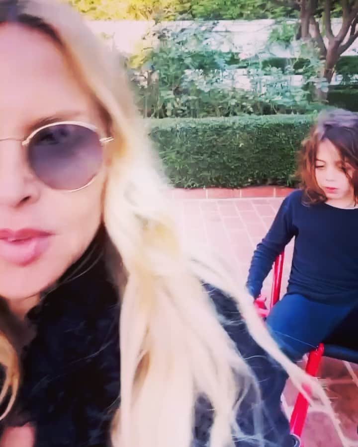 レイチェル・ゾーのインスタグラム：「Sunday and stir crazy 😜..several laps on @ezyrollers counts as exercise right ? #lockdown #momlife XoRZ」