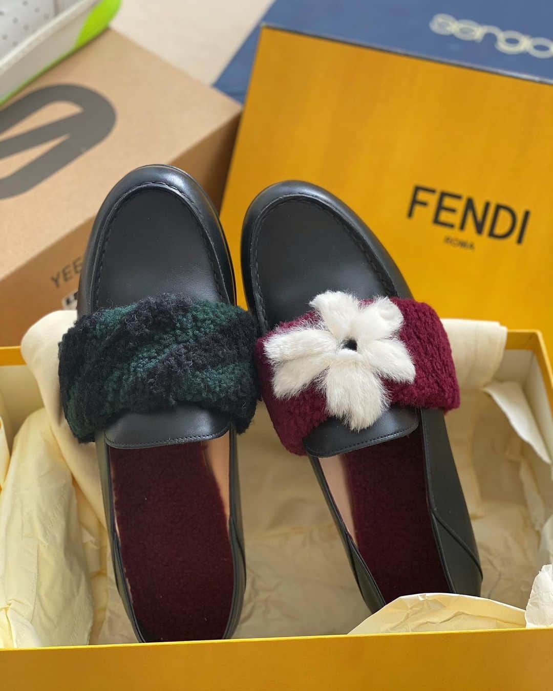 のインスタグラム：「. . 新品のおさがり達😍💛 . . 特に気に入ったのが、 いつの物か分からないけど、 FENDIのアシメのシューズ🐾👣🐾 . ただ、全部少しだけ大きいから中敷いるな🙄笑 . . #おさがり」
