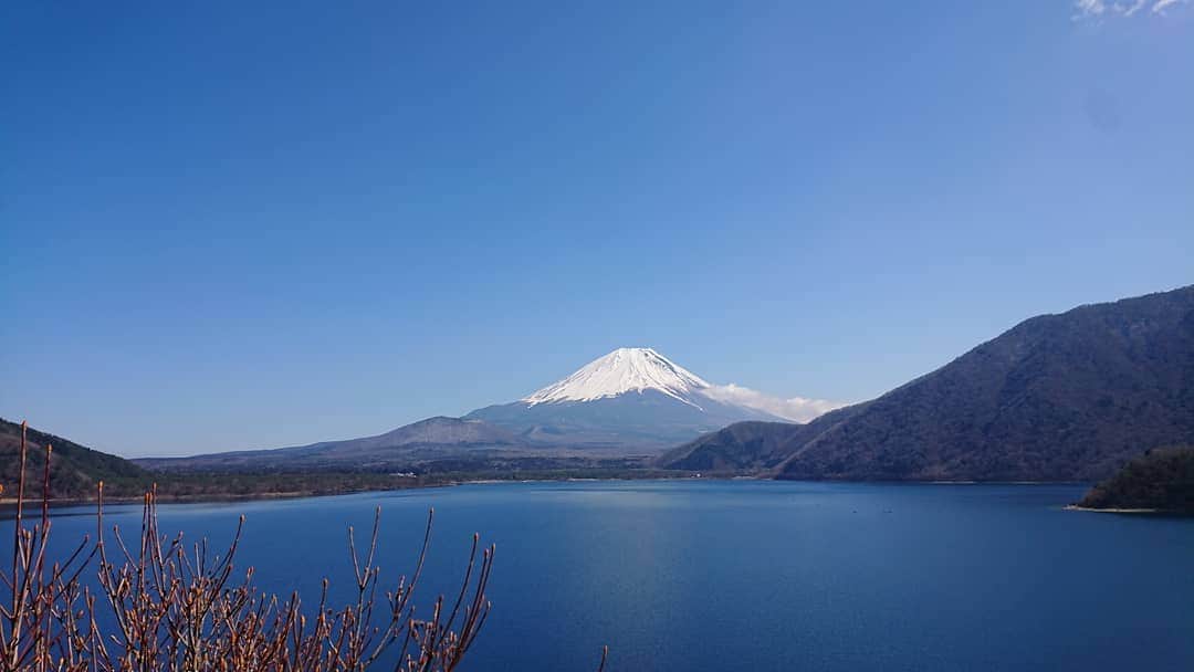 のインスタグラム：「おはようございマウンテン🗻🍀  以前浩庵キャンプ場に行った時の一枚です🌷  今は雪があまり積もってないみたいですね、 気象がすごくて驚きです  雪がたくさん降っている地方の方々、大丈夫ですか(>_<)  #おはよう  #おはようございマウンテン  #goodmorning  #mountain #mountains  #fuji  #fujisan」