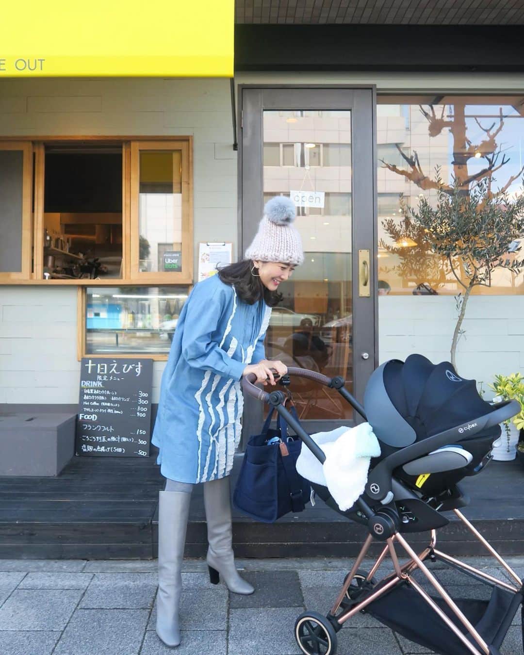 Mai Wakimizuのインスタグラム：「まだまだ寒いけど、綺麗な色のお洋服を着て春めいてみた♡こんなガーリーな感じも好き＼(^o^)／新作のデニムワンピ♡ #wakkinstyle#ootd#coordinate#ママコーデ dress:#linkable @linkable_official(近日発売予定) shoes:#maisonkitsune  cap:#modiste」