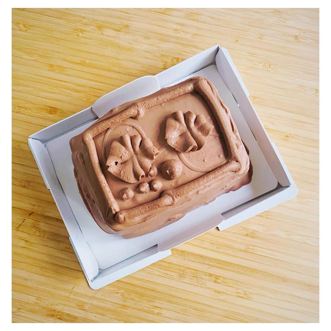 愛可さんのインスタグラム写真 - (愛可Instagram)「・ 朝は甘いものを欲する私。  鹿児島で過ごした幼稚園時代 母の東京出張のお土産の定番だったTOPSのチョコレートケーキは当時は東京でしか売っていなかったらしい。 そんな思い出があるからか？ 今でもスペシャルな存在なんです。  朝から幸せ❤️   #topsのチョコレートケーキ  #クルミがいい仕事してる #prじゃないです」1月11日 11時06分 - aikick