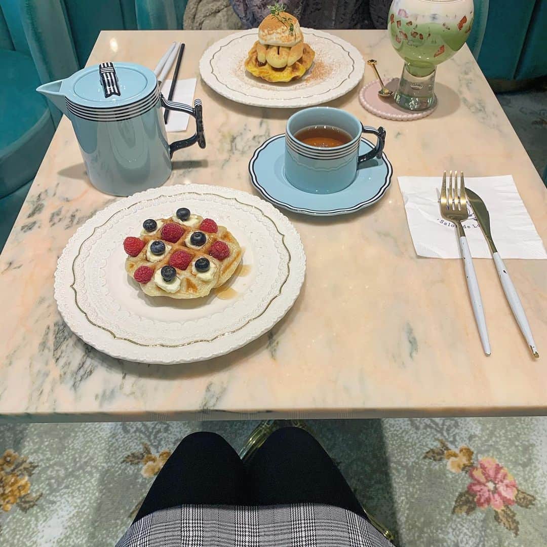 関りおんのインスタグラム：「Salon de Louis 青山2号店  食器もデザートもとっても可愛くてオススメのカフェだよ🥰  内装も女の子らしい空間でインスタ映えするよ～☺︎  これからも過去ピク載せていくのでお楽しみに💕  #カフェ巡り #東京カフェ #おしゃれカフェ #salondelouis #salondelouis2」