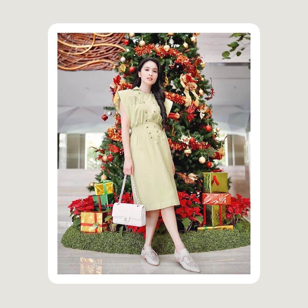 Ivan Gunawanさんのインスタグラム写真 - (Ivan GunawanInstagram)「Morning  love..,,, Looking Gorgeous everyday just like @sandradewi88 . You can be as stunning as she is 😍 — PUNYA PENELOPE  DRESS Lemon Price : Rp.349.000,-  - All Size  Length : 100cm Bust : 102cm Arm Hole : 44cm Arm Length : 36cm - Material : Linen - . How To Order : Our Shopee : Shopee Mall "PU-NYAIVANGUNAWAN Official Shop" or just simply hit us on WhatsApp : +62811-1077-776 . #Ivangunawan #punyaivangunawan #kamuudapunya  #kamuharuspunya  #womencollections #affordablefashion  #casuallook」1月11日 11時19分 - ivan_gunawan