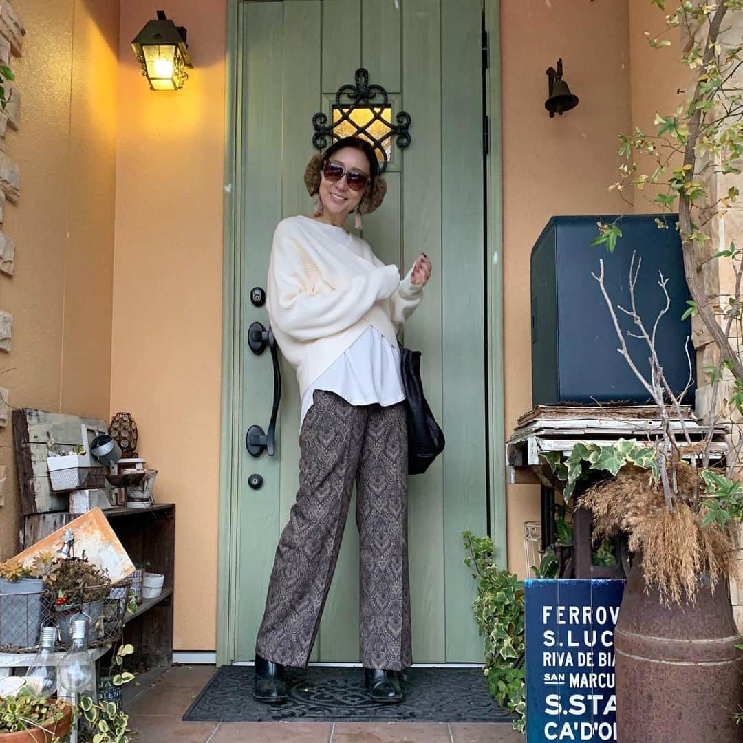 ukkyonkyonさんのインスタグラム写真 - (ukkyonkyonInstagram)「@reedit_official  で前から欲しかった　総柄パンツとカシュクールのニットをゲット👍  トップス #フロントカシュクールニットトップス(L着用) 『アイボリー】  ボトムス　#総柄センタープレススラックスパンツ(M着用)  私164cm 【ダマスク柄ブラック】  #ダマスク柄　のパンツ👖ホント可愛い😍  1/8〜1/18まで　MAX70％ SALEやってるみたいです🥰 クーポンも出てますよ〜😉💕  私が着てるのはストーリーに貼っときますね💕😉  #reedit #リエディ #リエディスタ#エシカルファッション #サステナブル  #locari  #sitaparantica #partegram  #marcomasi #mery#beautiful #beaustagrammer  #fashionista #fashion  #fashionista #instagood #fashionblogger #jマダムのおしゃれ  #アラフィフコーデ#アラフォーコーデ#大人ファッション#今日のコーデ #今日の服 #今日のファッション#おしゃれさんと繋がりたい#冬コーデ」1月11日 11時18分 - ukkyonkyon