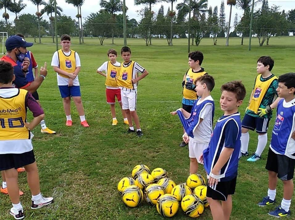 ジーコさんのインスタグラム写真 - (ジーコInstagram)「Também terminou a primeira semana da Clinica de Futebol da Escola Zico 10 no Club Med Lake Paradise, em Mogi das Cruzes. Sempre respeitando todos os protocolos dos órgãos de saude. A garotada muito feliz assim como os pais e familiares.」1月11日 11時13分 - zico