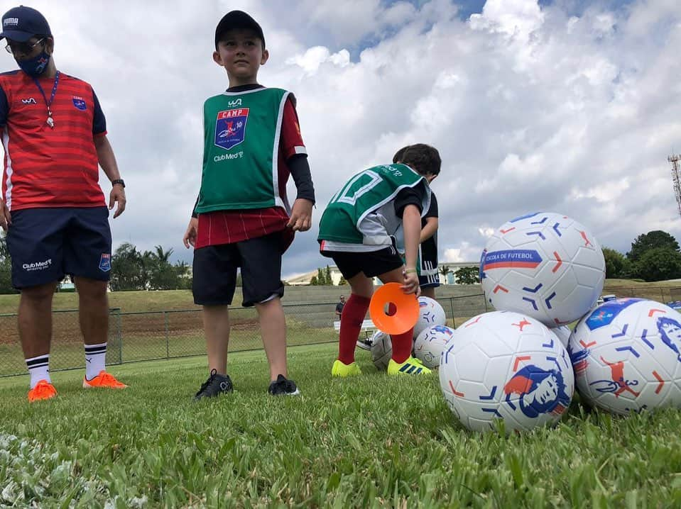 ジーコさんのインスタグラム写真 - (ジーコInstagram)「Também terminou a primeira semana da Clinica de Futebol da Escola Zico 10 no Club Med Lake Paradise, em Mogi das Cruzes. Sempre respeitando todos os protocolos dos órgãos de saude. A garotada muito feliz assim como os pais e familiares.」1月11日 11時13分 - zico