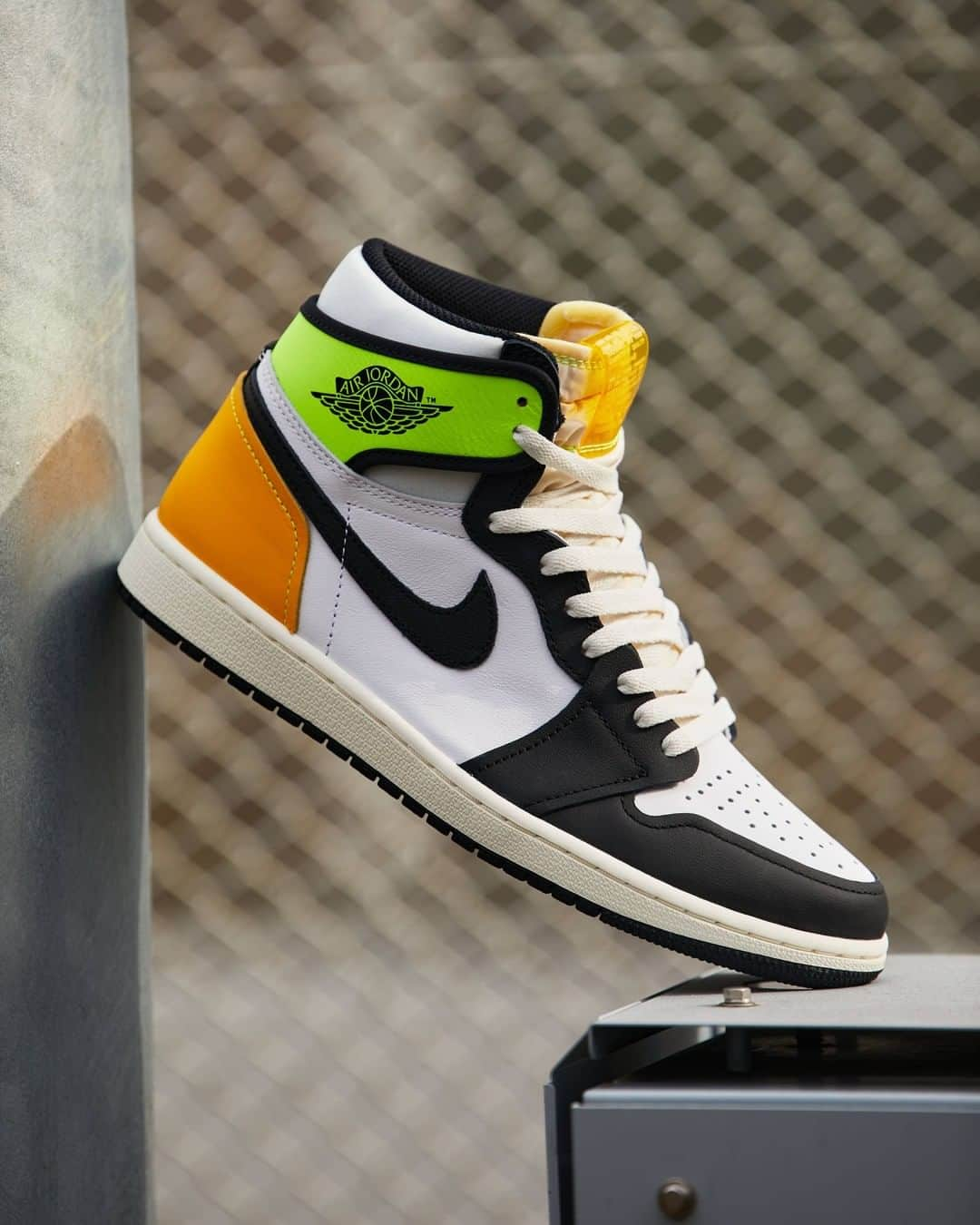 アトモスさんのインスタグラム写真 - (アトモスInstagram)「. 1/16(SAT)より、AIR JORDAN 1 RETRO HIGH OG "Volt Gold"が登場。 本革と合成皮革をアッパーに使用し、優れたクッショニングを発揮するAir-Soleユニットを内蔵したソリッドラバーのカップソールを採用。深いフレックスグルーブ (アウトソールやミッドソールにある溝) と同心円状のアウトソールパターンが、柔軟性に優れたトラクションを発揮。シュータンに露出したフォーム、トランスルーセント仕様のタグはデコンストラクトデザインを演出。ボルト、セイル、ユニバーシティゴールドの3色のカラーブロックデザインが、時代を超越したシルエットに力強いエネルギーを加える。 . From 1/16 (SAT), AIR JORDAN 1 RETRO HIGH OG "Volt Gold" will be released. A solid rubber cup sole with a built-in Air-Sole unit that uses genuine leather and synthetic leather for the upper and demonstrates excellent cushioning. Deep flex grooves (grooves on the outsole and midsole) and concentric outsole patterns provide flexible traction. The foam exposed on the tongue and the translucent tag create a deconstructed design. The three-color block design of bolt, sail and university gold adds powerful energy to the timeless silhouette. . #nike #airjordan1 #aj1 #jordan #atmos #ナイキ #エアジョーダン #アトモス」1月11日 11時13分 - atmos_japan