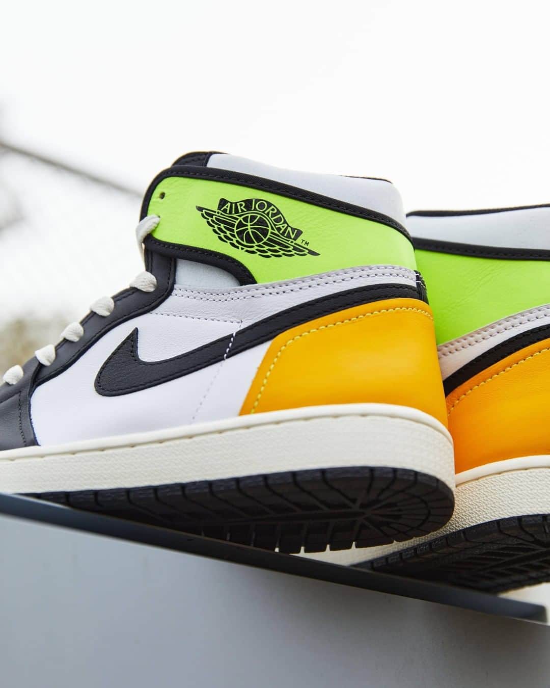 アトモスさんのインスタグラム写真 - (アトモスInstagram)「. 1/16(SAT)より、AIR JORDAN 1 RETRO HIGH OG "Volt Gold"が登場。 本革と合成皮革をアッパーに使用し、優れたクッショニングを発揮するAir-Soleユニットを内蔵したソリッドラバーのカップソールを採用。深いフレックスグルーブ (アウトソールやミッドソールにある溝) と同心円状のアウトソールパターンが、柔軟性に優れたトラクションを発揮。シュータンに露出したフォーム、トランスルーセント仕様のタグはデコンストラクトデザインを演出。ボルト、セイル、ユニバーシティゴールドの3色のカラーブロックデザインが、時代を超越したシルエットに力強いエネルギーを加える。 . From 1/16 (SAT), AIR JORDAN 1 RETRO HIGH OG "Volt Gold" will be released. A solid rubber cup sole with a built-in Air-Sole unit that uses genuine leather and synthetic leather for the upper and demonstrates excellent cushioning. Deep flex grooves (grooves on the outsole and midsole) and concentric outsole patterns provide flexible traction. The foam exposed on the tongue and the translucent tag create a deconstructed design. The three-color block design of bolt, sail and university gold adds powerful energy to the timeless silhouette. . #nike #airjordan1 #aj1 #jordan #atmos #ナイキ #エアジョーダン #アトモス」1月11日 11時13分 - atmos_japan