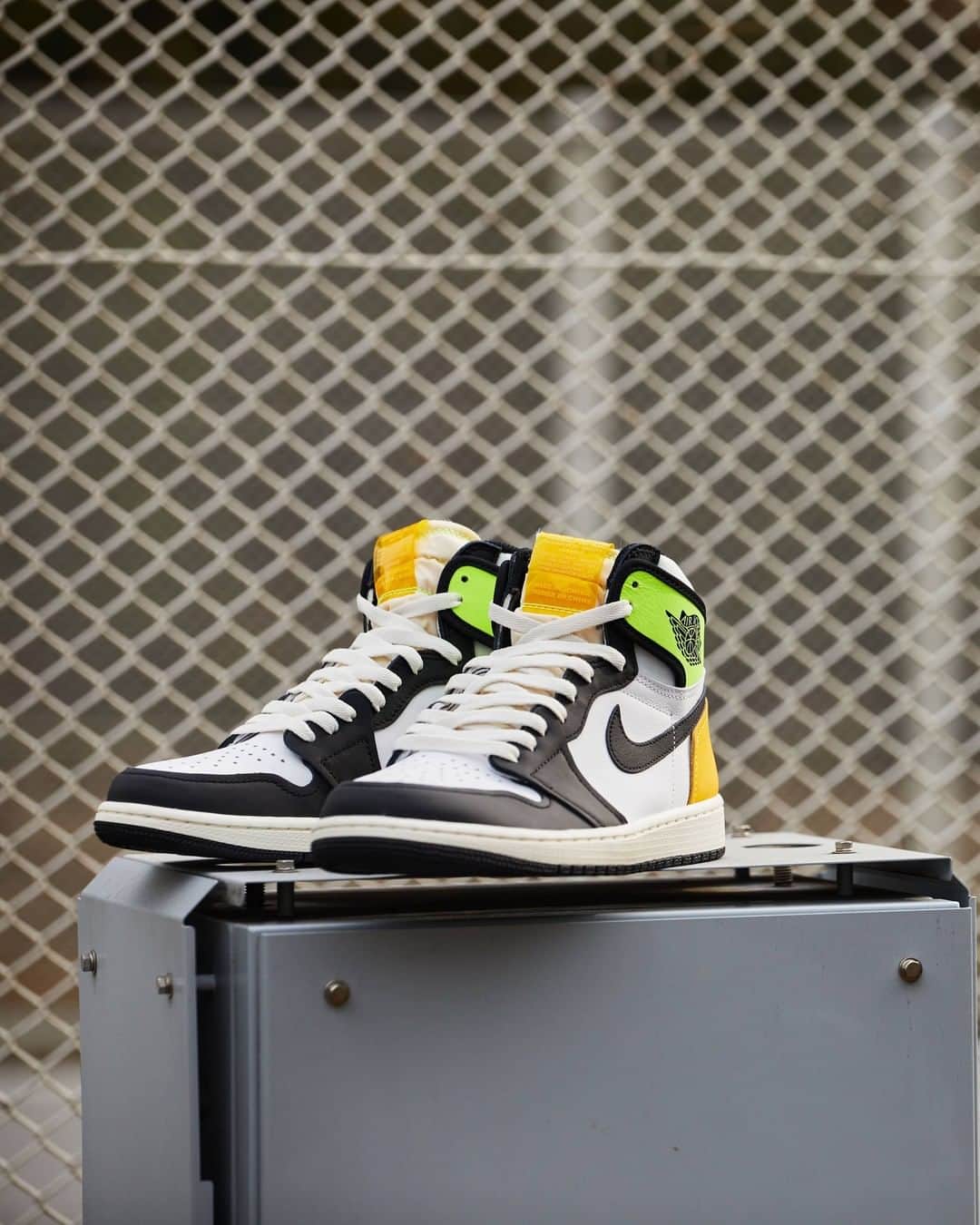 アトモスさんのインスタグラム写真 - (アトモスInstagram)「. 1/16(SAT)より、AIR JORDAN 1 RETRO HIGH OG "Volt Gold"が登場。 本革と合成皮革をアッパーに使用し、優れたクッショニングを発揮するAir-Soleユニットを内蔵したソリッドラバーのカップソールを採用。深いフレックスグルーブ (アウトソールやミッドソールにある溝) と同心円状のアウトソールパターンが、柔軟性に優れたトラクションを発揮。シュータンに露出したフォーム、トランスルーセント仕様のタグはデコンストラクトデザインを演出。ボルト、セイル、ユニバーシティゴールドの3色のカラーブロックデザインが、時代を超越したシルエットに力強いエネルギーを加える。 . From 1/16 (SAT), AIR JORDAN 1 RETRO HIGH OG "Volt Gold" will be released. A solid rubber cup sole with a built-in Air-Sole unit that uses genuine leather and synthetic leather for the upper and demonstrates excellent cushioning. Deep flex grooves (grooves on the outsole and midsole) and concentric outsole patterns provide flexible traction. The foam exposed on the tongue and the translucent tag create a deconstructed design. The three-color block design of bolt, sail and university gold adds powerful energy to the timeless silhouette. . #nike #airjordan1 #aj1 #jordan #atmos #ナイキ #エアジョーダン #アトモス」1月11日 11時13分 - atmos_japan