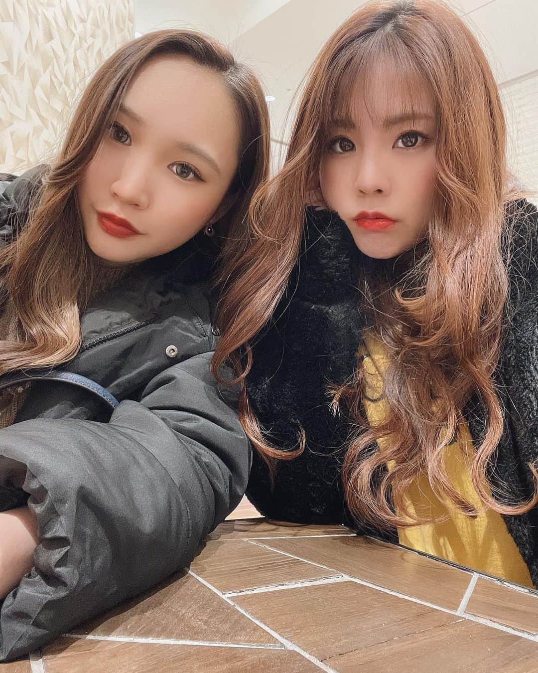 のインスタグラム：「. カラオケ🎤は趣味に走ってた2人😗💚 引きこもりフリータイムカラオケ🎤 . .  #osaka#fashion#smile#make#大阪#関西#AAA#いいね#美容#前髪#イヤリングカラー#セクラバ#2021#カラオケ」