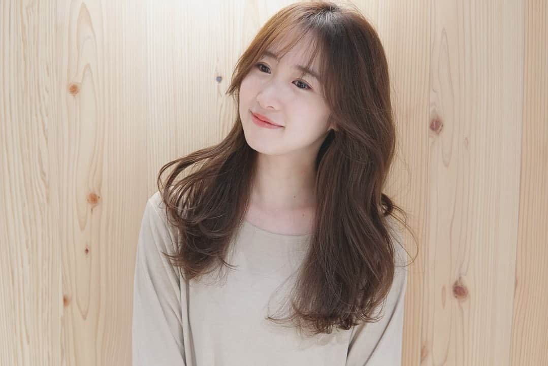 吉田友利恵のインスタグラム：「▶︎ YouTube見ていただけましたか？☺️ プロフィールのURLか、 ストーリーのハイライトから ぜひとんでいってくださいっ☺︎ @casi.ufo さんに韓国風の髪の巻き方を 教えていただきましたっ 宜しかったらグッドボタン、 チャンネル登録もおねがいします🙌」