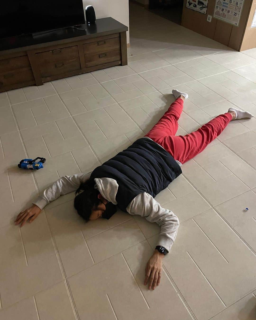 キム・ビヌさんのインスタグラム写真 - (キム・ビヌInstagram)「벼락치기 달인이었는데 ...  오늘 오픈한 이음곰탕 너무 좋아해 주셔서 하루종일 기분이가 방방 좋아가지고 또 저녁으로 곰국 한그릇하면서 ㅋㅋㅋ 음 맛있네 쩝쩝쩝 🤣🤣 하다가  내일 나는몸신이다 녹화부터 이번주 방송이 3개나 잡힌거 ..쫌전에 캘린더 보고 알았잖아요 ..😱😱  진짜 나 벼락치기 달인이었는데 ..씽 ..😬😬 운동은 벼락치기가 안되는갑다 ..  다리후달달 심장 밖으로 튀어나왔뉘..💗💗 앞숫자 4로 (어머 나이요 나이 ㅋㅋ) 바뀐거 제대로 체감하고  운동은 꾸준히 해야하는거 반성합니다  모두 굿나잇 🤍  #애둘맘 #운동의중요성」1月11日 22時07分 - binwoos