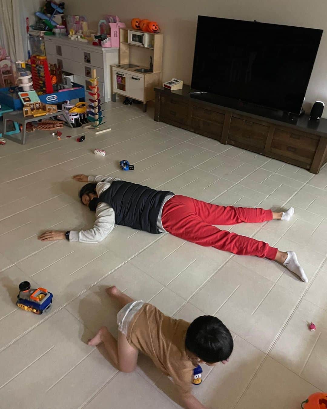 キム・ビヌさんのインスタグラム写真 - (キム・ビヌInstagram)「벼락치기 달인이었는데 ...  오늘 오픈한 이음곰탕 너무 좋아해 주셔서 하루종일 기분이가 방방 좋아가지고 또 저녁으로 곰국 한그릇하면서 ㅋㅋㅋ 음 맛있네 쩝쩝쩝 🤣🤣 하다가  내일 나는몸신이다 녹화부터 이번주 방송이 3개나 잡힌거 ..쫌전에 캘린더 보고 알았잖아요 ..😱😱  진짜 나 벼락치기 달인이었는데 ..씽 ..😬😬 운동은 벼락치기가 안되는갑다 ..  다리후달달 심장 밖으로 튀어나왔뉘..💗💗 앞숫자 4로 (어머 나이요 나이 ㅋㅋ) 바뀐거 제대로 체감하고  운동은 꾸준히 해야하는거 반성합니다  모두 굿나잇 🤍  #애둘맘 #운동의중요성」1月11日 22時07分 - binwoos