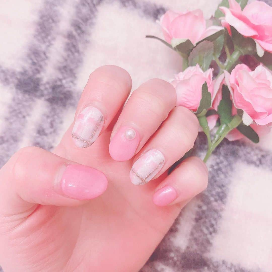 田北香世子さんのインスタグラム写真 - (田北香世子Instagram)「今のネイルはこちらになります💅 ちょっと前まで10本アートゴテゴテネイルしか勝たん✊🏻って思ってたけど最近はこれくらいシンプルでも満足できるようになってきた🤔 #newnails #チェックネイル #冬ネイル」1月11日 22時08分 - kayoko_takita