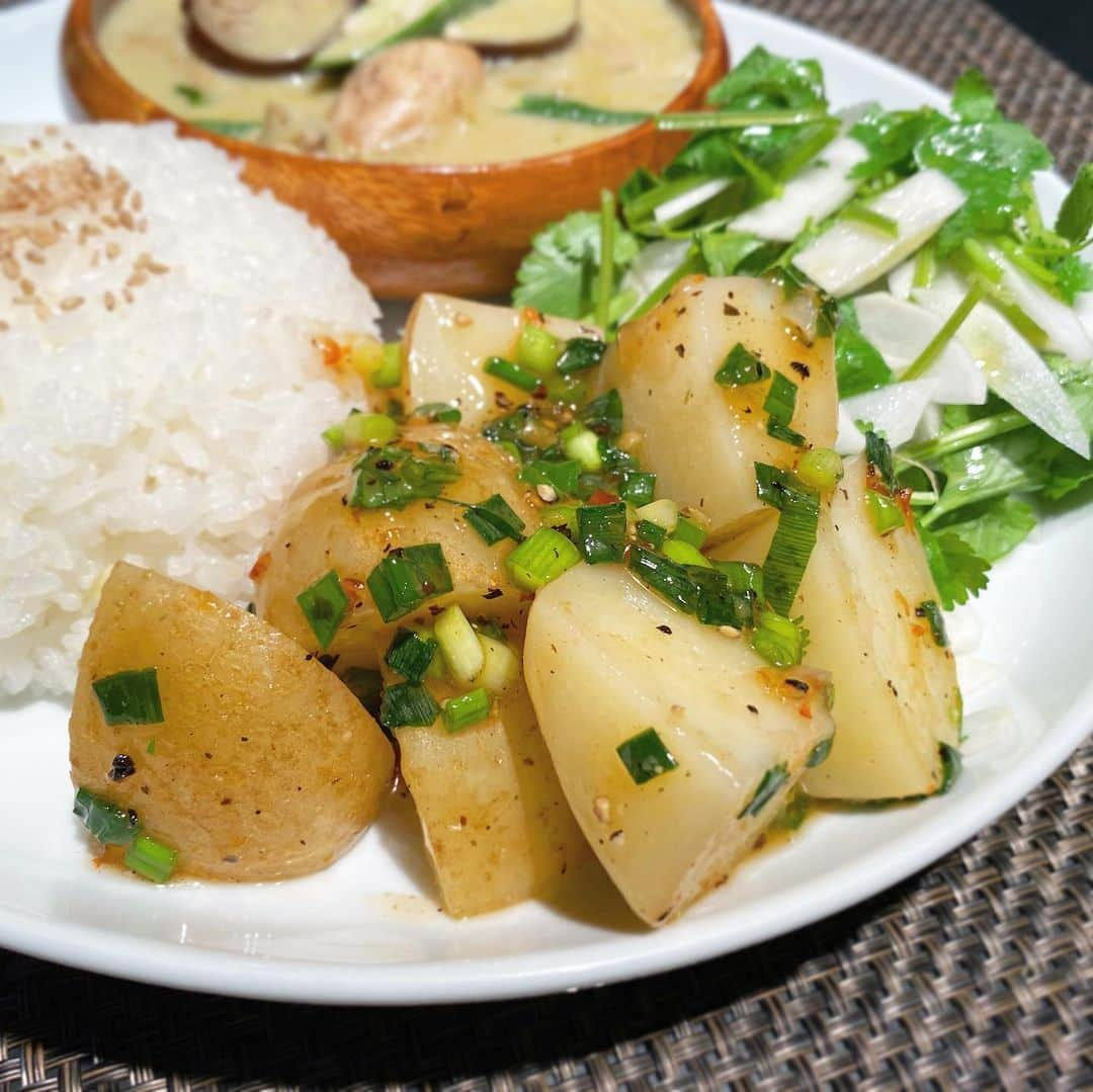 中倉隆道さんのインスタグラム写真 - (中倉隆道Instagram)「. マンデーカレー🍛 . 今夜は『グリーンカレー』 . 鶏肉、ナス、たけのこ、人参、しめじ、オクラ、じゃがいも、たっぷり生姜！！具だくさん♬ . ジャガイモにはスイートチリソースと刻みネギのソースを和えて東南アジア風アレンジ！ . パクチーとカブのサラダにはナンプラーとオリーブオイルをかけたー . . めちゃくちゃ美味しくできた♬😋👍 . . 今夜も恵みに感謝✨ おいしゅーございました☺️🙏 . . #グリーンカレー #マンデーカレー #マンデーカレー部 #カレー #晩御飯 #ベジめし #夜ご飯 #オウチゴハン #男ノ料理 #dinner #vegetables #時短レシピ #ダイエット #diet #ダイエットメニュー #オトコノキッチン #料理愛好家 #フリーアナウンサー #柿ピー研究家 #中倉隆道 #カレー」1月11日 22時09分 - ryudo.tokyo