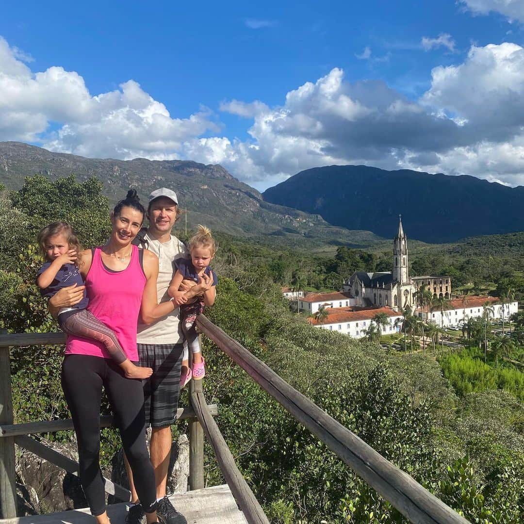 シェイラ・カストロのインスタグラム：「As vezes eu quero correr de tudo e viver só isso, minha família. Mas quando penso no que represento dentro do vôlei, sei que não posso. E ontem foi um dia muito triste para nós atletas. Queríamos mudança na nossa CBV, queríamos colocar um representante nosso lá dentro (@serginhoescadinha), mas não conseguimos. Federações que tinham dito que nos apoiariam não apoiaram... E o voto de nós atletas e da maioria dos clubes, não foi suficiente. Nosso voto tinha peso 1, contra 6 das federações. Estamos mais quatro anos presos, afundando o nosso voleibol. Mas uma coisa posso garantir pra vcs, vamos acompanhar de perto, e vamos cobrar como nunca, com muita sabedoria. Essa gestão que já se perpetua dentro da CBV não terá sossego da nossa parte. Sim, nós queremos mudanças, nós queremos nosso vôlei mais vivo que nunca. #sheillacastro #renovavolei #tristerealidade」