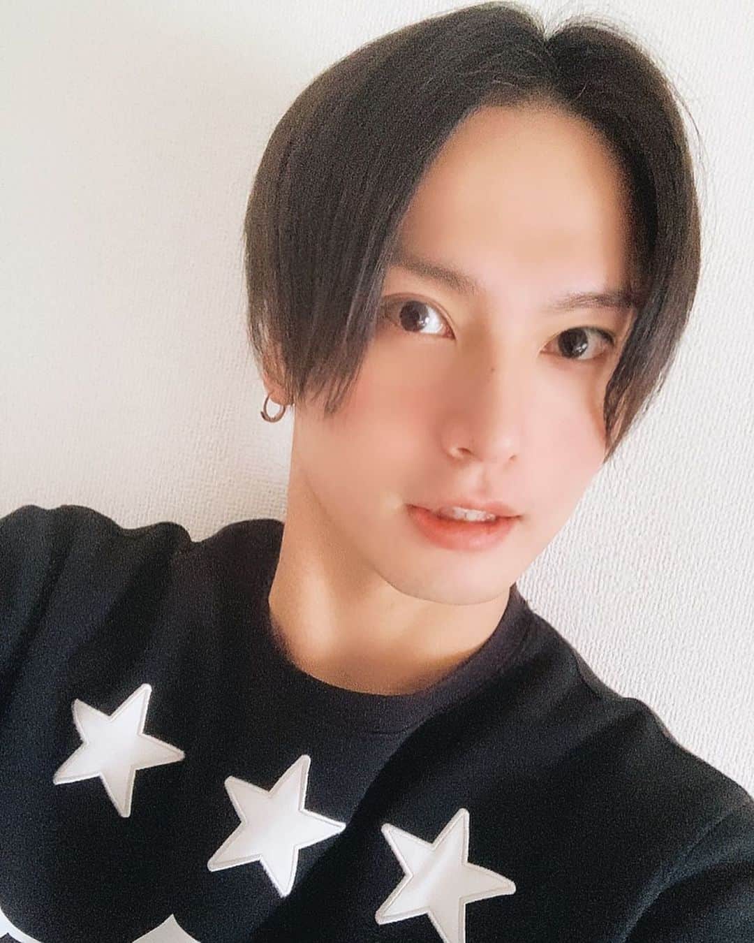 友常勇気のインスタグラム：「I'm done for today🤗✨ I got my hair cut🤩 Can you tell what's different about me🤔??lol #友常勇気 #髪切りました #どこ切ったかわかる? #笑笑 #難しいよね😓 そして、 #勇者セイヤン #本番まで #残り10日  #公演出来ることを信じて p.s 髪の毛は、 すいて、サイドを3mmにしました🤣」