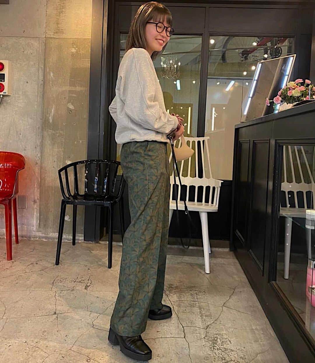 山本 絵里加のインスタグラム：「_ ゆるっとしたシルエットにしたくてmサイズにしてみました♡柄も派手すぎず合わせやすいpants😻  @reedit_official  寝てる😪  #reedit #リエディ #リエディスタ#エシカルファッション #サステナブル #SDGs #2020AW #fashion #ootd #コーデ #コーディネート」