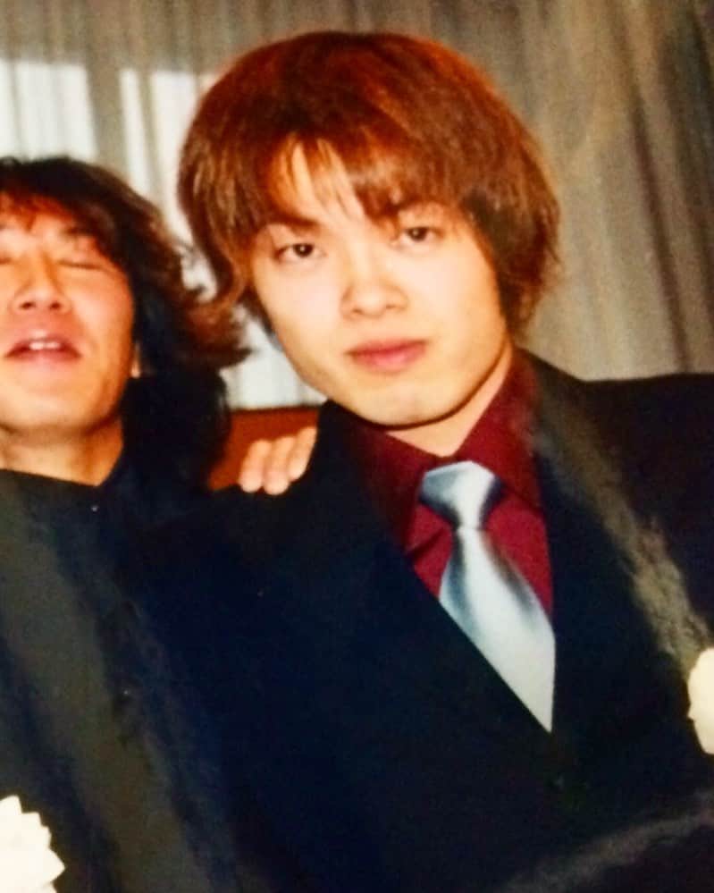 ハロー植田のインスタグラム：「20年前の成人式✨細身、髪の毛有り。この時のように前髪が目にかかる事は、もう一生ありません。 ♪どうすれば時が戻る〜（B’z『TIME』より） #成人式 #細身 #髪有 #別人 #この3ヶ月後にNSCに入り芸人になりました #ハロー植田 #bz」
