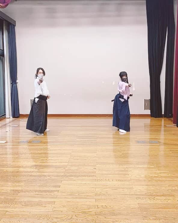 鈴華ゆう子のインスタグラム：「今日の剣舞の稽古の様子。 #剣舞 #壮心流 #入倉慶志郎 #鈴華ゆう子 #yukosuzuhana #和楽器バンド #Wagakkibnd #sword #japanesesword」