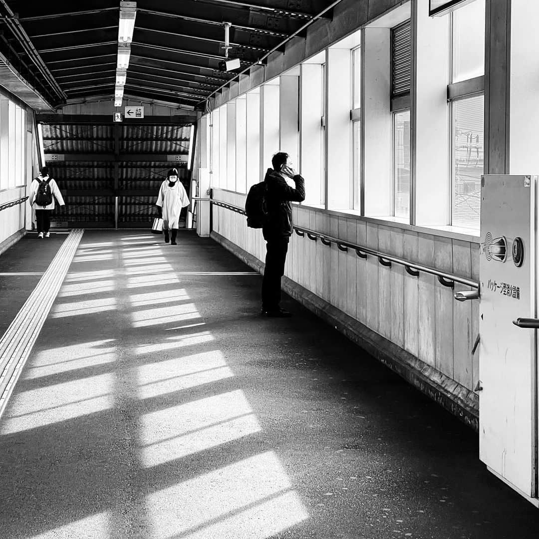 naotakeのインスタグラム：「駅 -A station / iPhone 12 Pro Max & Snapseed, 20210112 . . せなけいこ展鑑賞。『ねないこだれだ』を初めて読んだときはとても怖かったなぁ。 . . #spicollective #royalsnappingartists #infamous_family #rsa_main #infinity_photo_cult #jp_gallery_member #jp_gallery_bnw #trb_bnw #wp_bnw  #bnw_life #bnwlife_member #bnw_life_shots #bnw_captures #world_bnw #top_bnw #team_jp_ #team_jp_モノクロ #ig_energy_bw #ig_nihon #streetphotographybnw #igersjp #blackandwhite #bnw #bnwphoto #monochrome #bw #bnwphotography #ShotOniPhone #shotoniphone12promax」