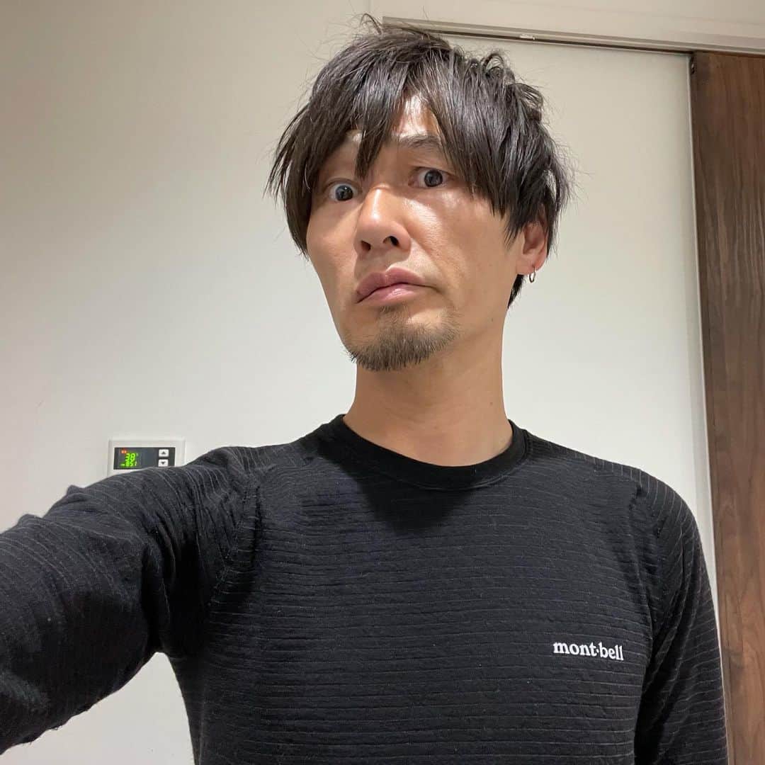 のインスタグラム：「冬のインナーは、mont-bellの 「スーパーメリノウール EXP. ラウンドネックシャツ」が最&高🤘  少しお高いですが、寒がりの僕は重宝してます。何より暖かいのはもちろん、肌弱男子の僕も痒くならない。そして脇汗かいても臭くなりにくい‼️‼️笑  mont-bellはコスパも性能も ええやんかぁ〜‼️  #モンベル #montbell  #スーパーメリノウール  #スーパーメリノウールexp  #冬のインナー  #インナーシャツ  #バスフィッシング #バス釣り #釣り #フィッシング  #アウトドア #outdoor  #ええやんかぁ」