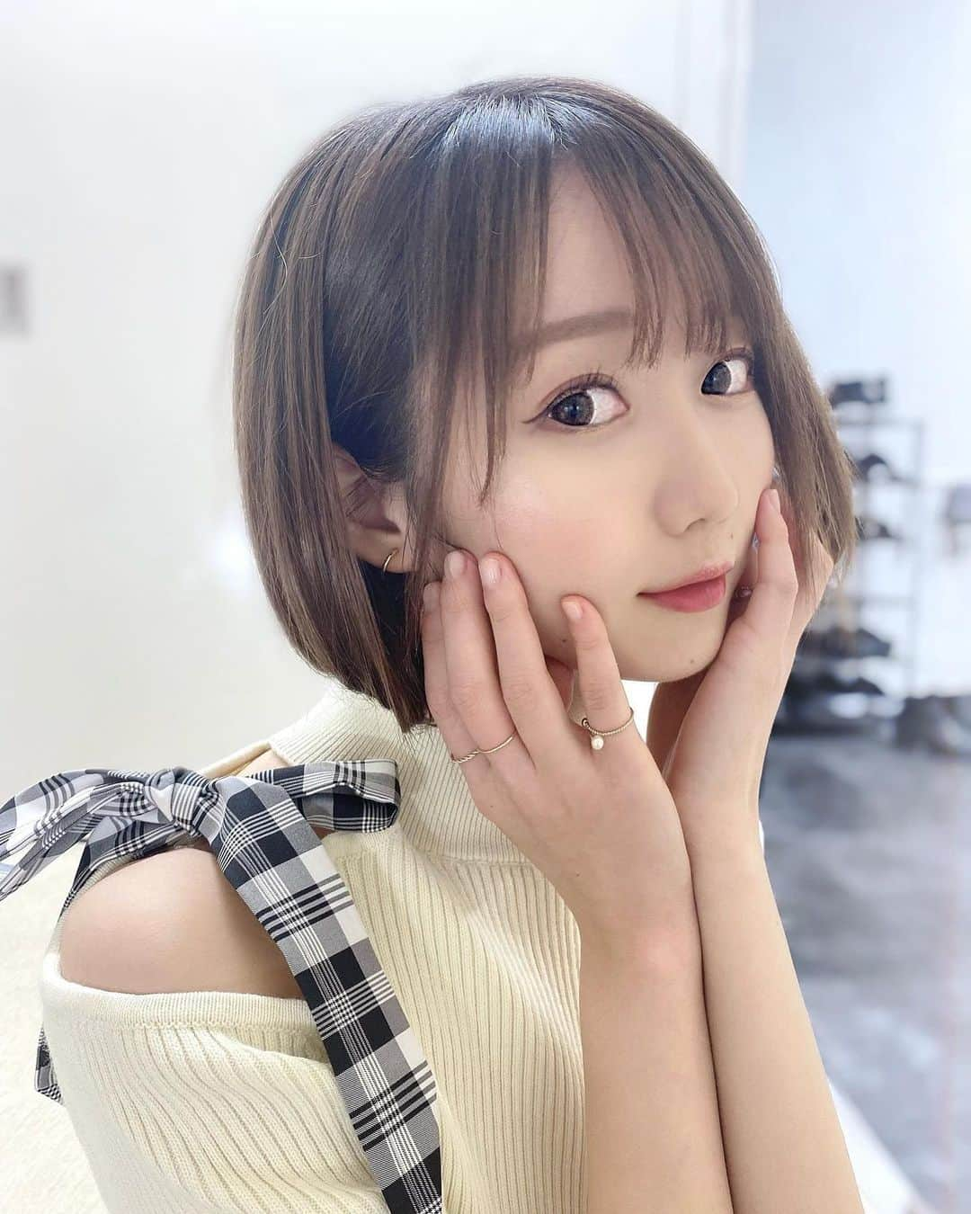 大谷映美里さんのインスタグラム写真 - (大谷映美里Instagram)「🖤 ㅤㅤㅤㅤㅤㅤㅤㅤㅤㅤㅤㅤㅤ 似合ってますか？…なんちゃって♡ ㅤㅤㅤㅤㅤㅤㅤㅤㅤㅤㅤㅤㅤ 髪短めの子も似合うよ〜って写真を撮りたくて！ 私のロングヘアはお洋服の中に全部入れとります🤒（笑） ㅤㅤㅤㅤㅤㅤㅤㅤㅤㅤㅤㅤㅤ スニーカーに合わせてカジュアルに着るのも可愛いな~☁️ ショートヘアには憧れるけど、 よほどのことがない限りしないかなぁ（´ω｀） ㅤㅤㅤㅤㅤㅤㅤㅤㅤㅤㅤㅤㅤ 🤍コラボ服のご予約は1月いっぱいまで🤍 #tittyandco」1月11日 20時39分 - otani_emiri