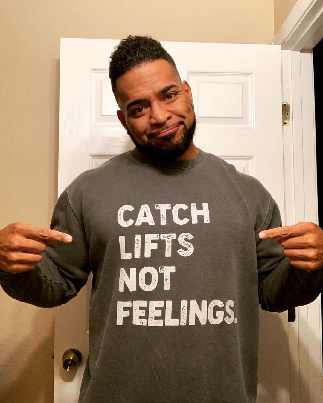 テヴィタ・フィフィタのインスタグラム：「Apparently Florida is having sweater weather @tangocharlieapparel ! Rise and grind ladies and gents, Monday Funday, that’s how the saying goes right? #💪🏽」