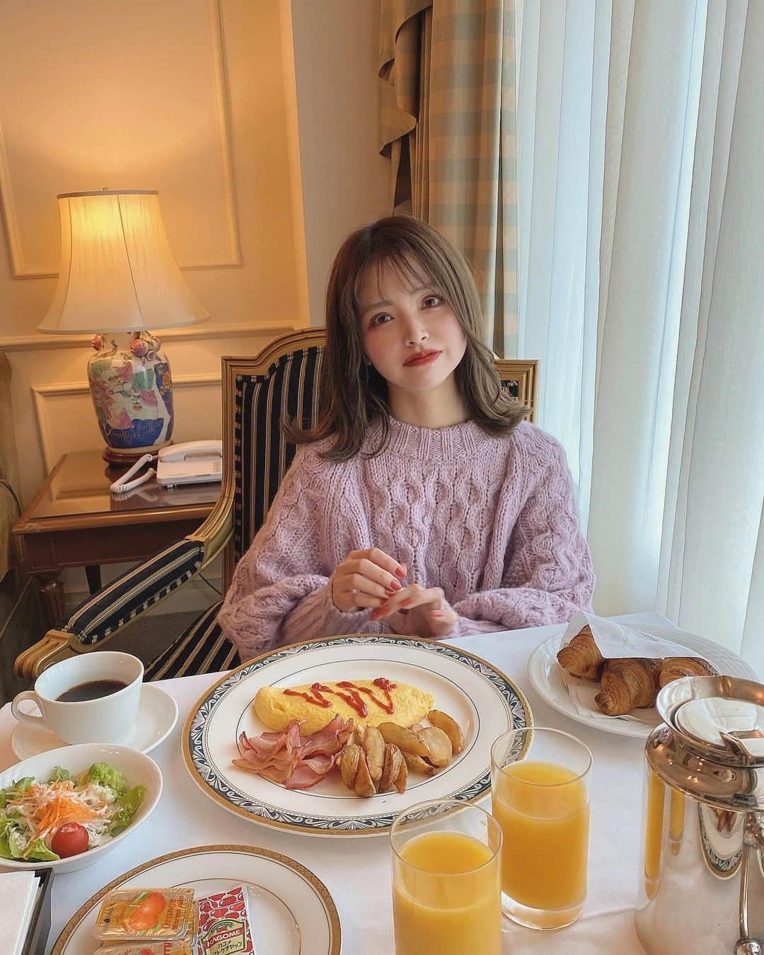 飯坂采子さんのインスタグラム写真 - (飯坂采子Instagram)「2020.12/2~12/3 🍸♡ @hotelthemanhattan⠀⠀ American breakfast 🍽。！朝食にるんるんな...📷⠀ ⠀ 2枚目の写真は,登場率高めな @fujimi_official の。いつでも必ず毎日飲んでます✊🏻♥️透き通るようなお肌を目指してスキンケア以外でもコツコツとケアを〰️⠀ ⠀ #hotelthemanhattan#plazasuiteroom#epine#fujimi#pr#プチ旅行#ホテルステイ#アンティークホテル#ホテルザマンハッタン#ビバリーヒルズ#ラグジュアリーホテル#アメリカンブレックファースト#エピヌ#フジミ#美容#美白ケア#美白サプリメント#パーソナライズサプリ#あや_日記」1月11日 20時42分 - ayamini316