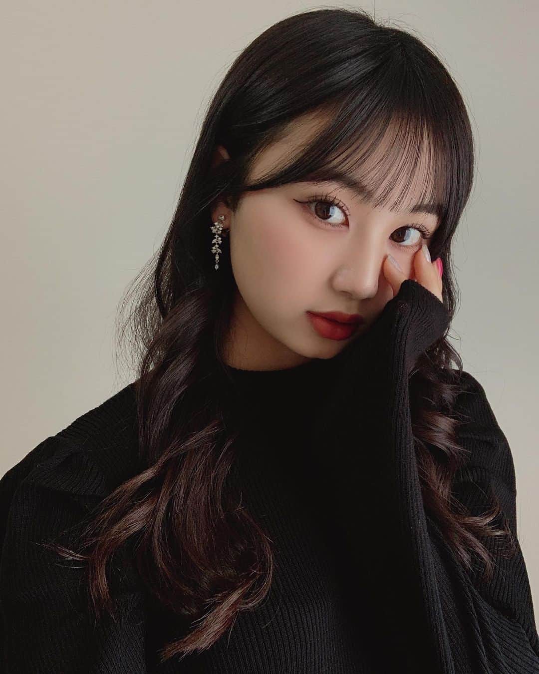 宮丸くるみのインスタグラム：「🖤  ・ ・ ・  #リリバリ #lilyofthevalley #アイドル #idol #jk #18歳 #高校生 #ぱっつん前髪 #シースルー前髪 #ロングヘア #巻き髪 #黒髪 #外巻き」