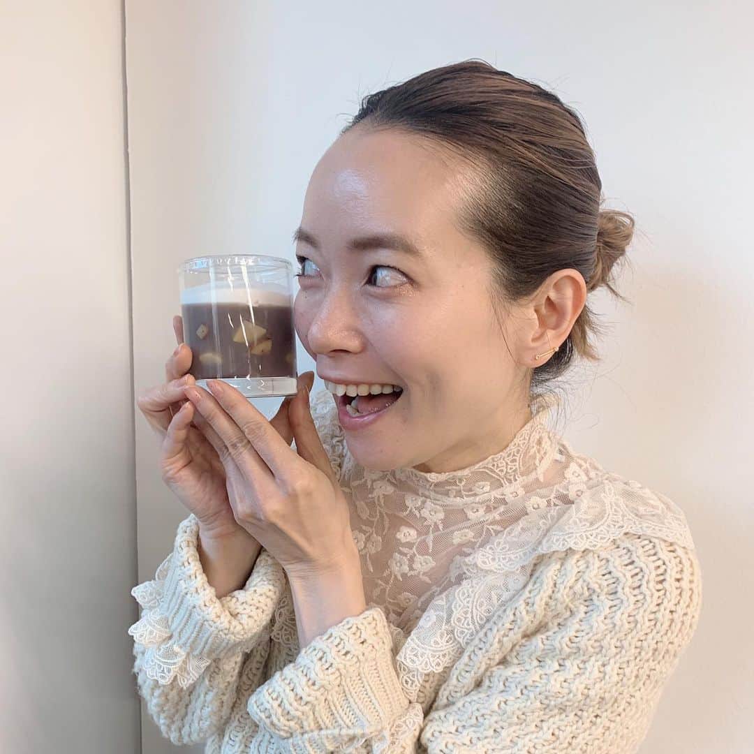 asakoshimojimaのインスタグラム：「・ @hotelnewotanitokyo  PATISSERIE SATSUKIのくず餅栗ようかん🌰  スーパーショートケーキも美味しいけど、わたしは瓶に入ったこのくず餅シリーズが好き♡ ケーキ苦手な方にもおすすめ。 あと、Jカンパーニュ🍞これも最っ高‼︎  "sweets delivery" ホテルと提携したタクシーがケーキを運んできてくれます🚕  #ホテルニューオータニ東京 #パティスリーサツキ#スイーツデリバリー#お家でルームサービス#くず餅栗ようかん#Jカンパーニュ#ぜひ🤝」