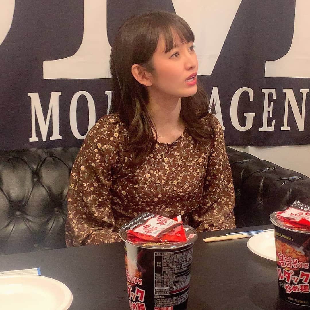 岩野理沙さんのインスタグラム写真 - (岩野理沙Instagram)「二回目の激辛は ブルダック炒め麺に 挑戦しました♥️☺️  ボスの辛いの苦手な表情が たまりませんね😋笑  二枚目の激写は よくこのあほ顔してる🏋️  三枚目は 嬉しいの顔のはず🙋♥️笑  一体どれくらい辛かったのか！？  YouTube　❪jmixplanning❫も よろしくお願いします😗✨  #YouTube　#jmix #激辛　#ブルダック炒め麺　#辛麺　#HOT　#ブルダック」1月11日 20時43分 - risaiwano