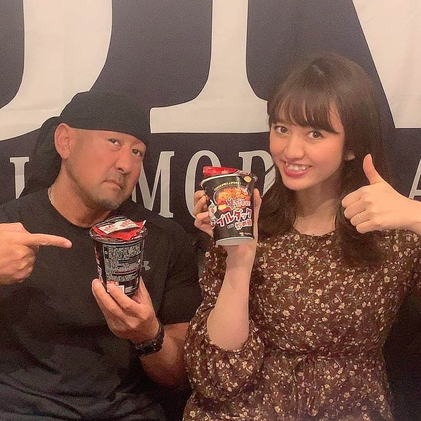 岩野理沙のインスタグラム：「二回目の激辛は ブルダック炒め麺に 挑戦しました♥️☺️  ボスの辛いの苦手な表情が たまりませんね😋笑  二枚目の激写は よくこのあほ顔してる🏋️  三枚目は 嬉しいの顔のはず🙋♥️笑  一体どれくらい辛かったのか！？  YouTube　❪jmixplanning❫も よろしくお願いします😗✨  #YouTube　#jmix #激辛　#ブルダック炒め麺　#辛麺　#HOT　#ブルダック」