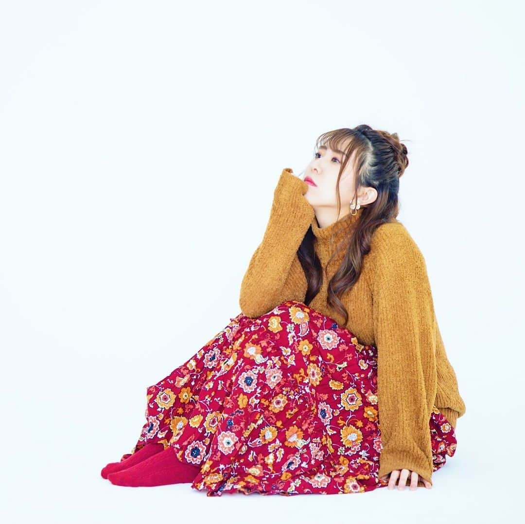 井上麗夢のインスタグラム：「#成人の日﻿ ﻿ 新成人の皆様おめでとうございます！﻿ 20歳って二十歳になるまですごく大人のイメージだったけど、20歳になった時にあれ？20歳ってこんなに子供でいいの？って思った。﻿ ﻿ でも歳を取れば取るほど﻿ 20歳は子供でいいんだって思うし﻿ ﻿ なんなら大人って何？って話。﻿ ﻿ ﻿ 大人も大人がわからない。﻿ いつまでも大人になりたい、って成長過程なのよね。﻿ ﻿ ﻿ ﻿ だから、いつまでも新鮮な気持ちを忘れたくないし、好奇心旺盛なところは変わらないでいたいしさ、あたらしい世界をどんどん探していきたいよねぇ﻿ ﻿ ﻿ ﻿ わくわくしてたいねえ☺️﻿ ﻿ ネバーランドってさ﻿ 夢と現実のふわふわした﻿ あの時間のことなんだって。﻿ ﻿ ﻿ ﻿ Twitter:@Remu_19﻿ ﻿ ﻿ #成人の日﻿ #カメラ女子 #カメラ女子部 #ipone #東京写真部 #写真部 #instagood #pentax #olympus #olympuspen #写真好きな人と繋がりたい  #写真を撮るのが好きな人と繋がりたい  #カメラ好きな人と繋がりたい #カメラマン募集 #ファインダー越しの私の世界  #フィルター越しの私の世界 #ポートレート #ポートレートモデル #女優 #井上麗夢」