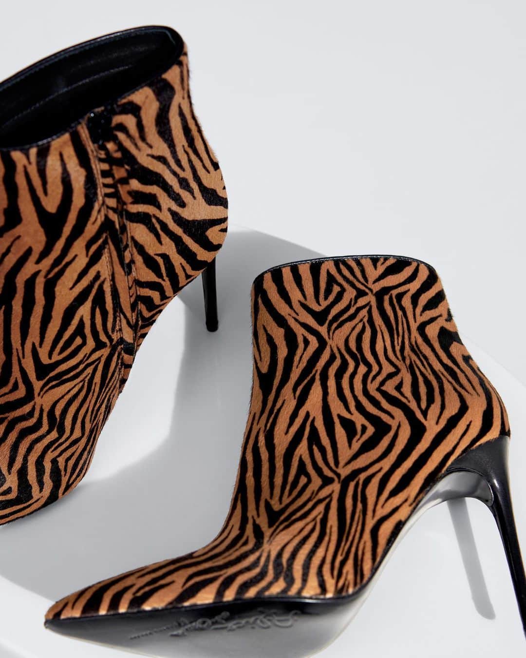 The Outnetのインスタグラム：「You may have the eye of the tiger, but we have the @aliceandolivia boots of the zebra. We win. 🦓 🖤  Shop all your favorite Instagram looks, just visit the link in bio」