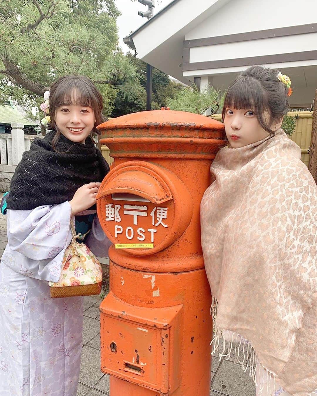 のインスタグラム：「新成人の皆さん おめでとうございます！！  今日家族と振袖の話してて 彩耶も来年なんだな〜〜って 思ったよ😽  撮影の時のオフショット！ ・ ・  #夢アド #祝成人 #着物レンタルVASARA #VASARA袴 #レトロモダン #山本亭 #柴又」