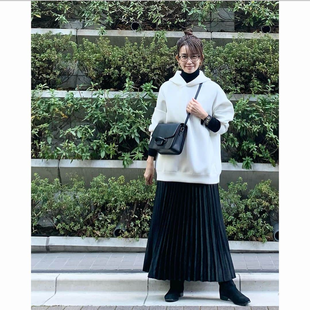 武藤京子さんのインスタグラム写真 - (武藤京子Instagram)「* * 先日のお洋服 * 先月 娘に買った @uniqlo_ginza のメンズパーカーが とってもいい感じだったので 自分の分も * 娘は ダークグリーン 私は オフホワイト * #ウルトラストレッチドライスウェットプルパーカ  #uniqlo #uniqlomens  #vasic #greenlabelrelaxing #アメブロ更新しました」1月11日 20時51分 - kyokomuto0628