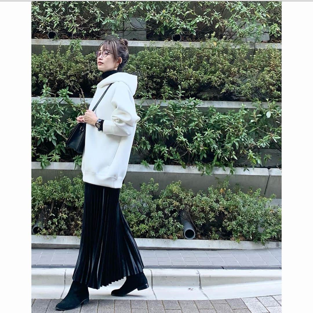 のインスタグラム：「* * 先日のお洋服 * 先月 娘に買った @uniqlo_ginza のメンズパーカーが とってもいい感じだったので 自分の分も * 娘は ダークグリーン 私は オフホワイト * #ウルトラストレッチドライスウェットプルパーカ  #uniqlo #uniqlomens  #vasic #greenlabelrelaxing #アメブロ更新しました」